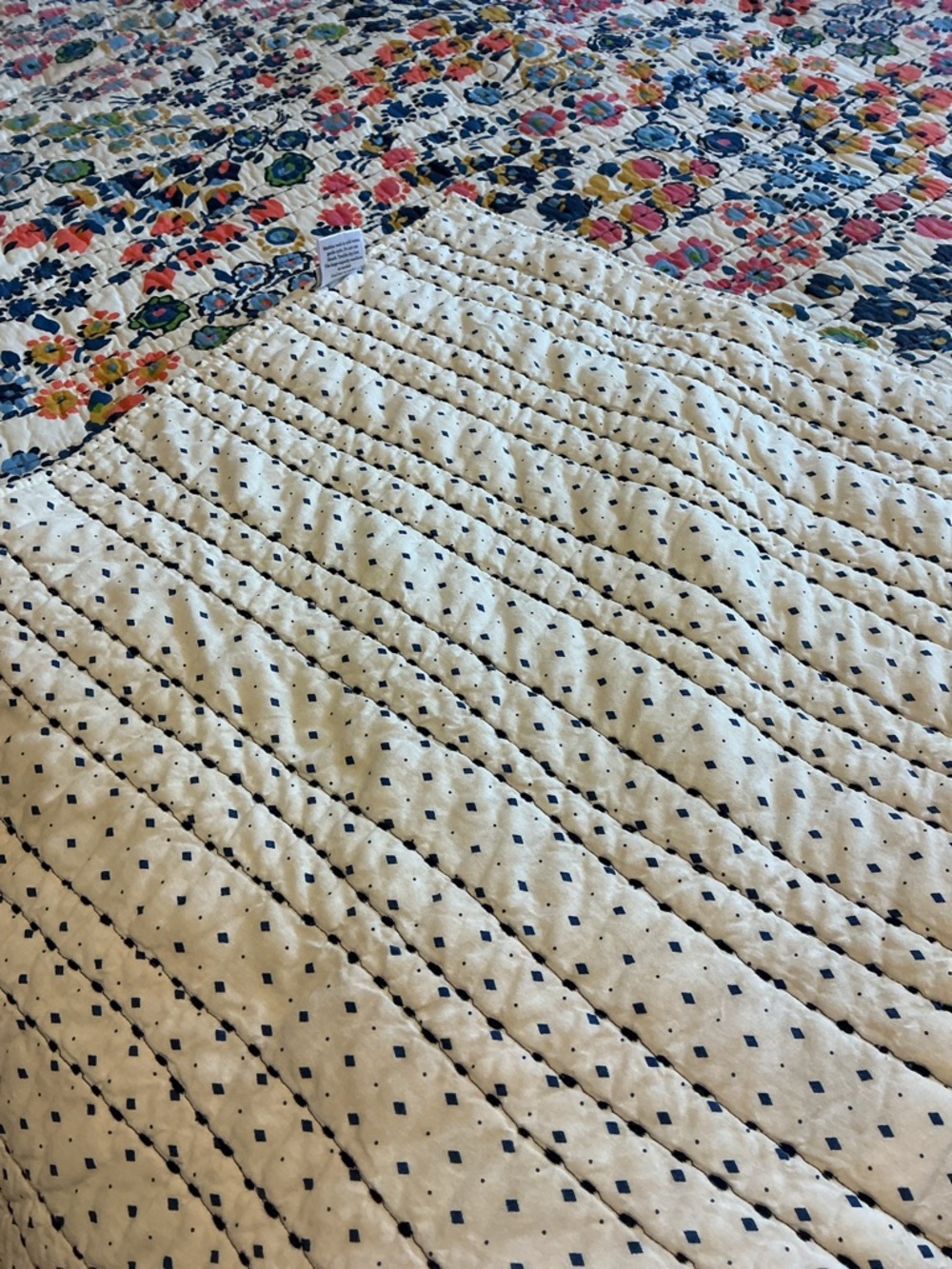 VERA BRADLEY QUEEN SIZE QUILT/2 SHAMS - Picture 3 of 4
